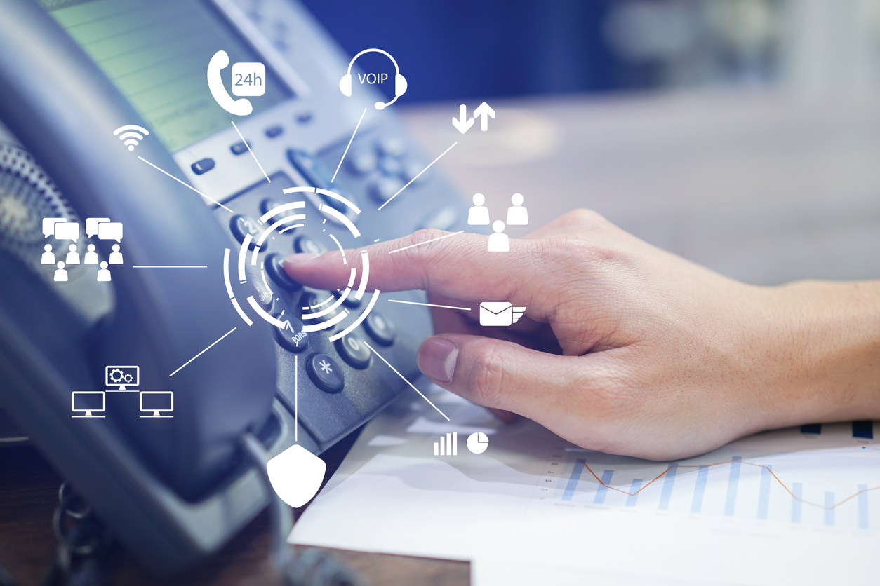 close up employee call center man hand point to press button number on telephone office desk with virtual communication technology concept Service client actif Diadice médical